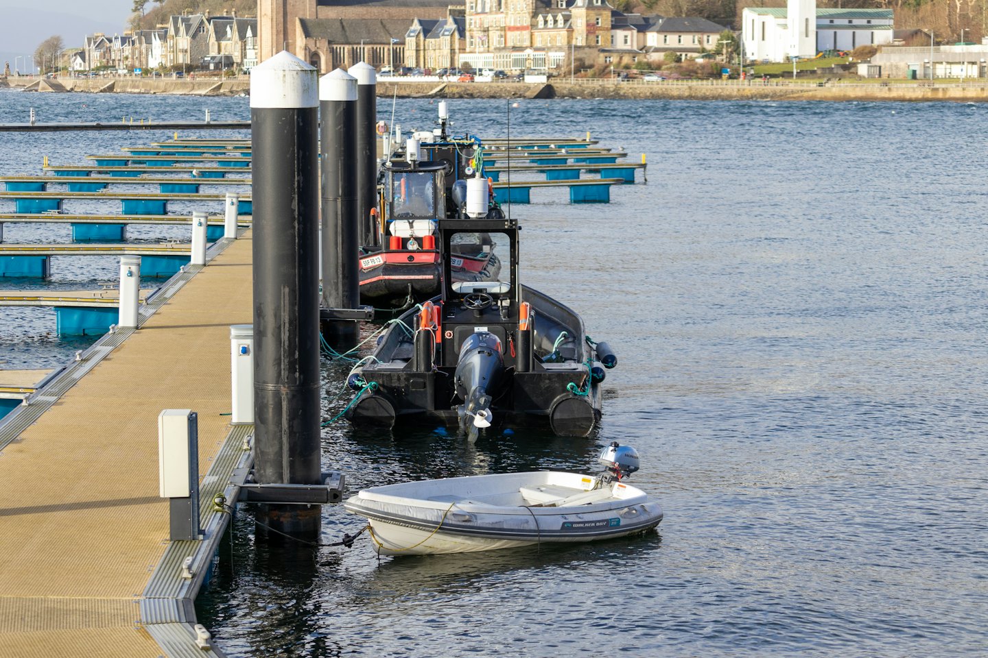 Pontoni gialli moderni con barche ormeggiate in un porto turistico.